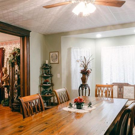 The Wolf Manor Bed & Breakfast Ellinwood ภายนอก รูปภาพ