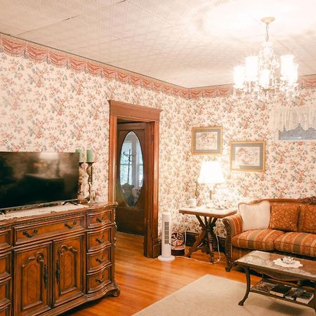 The Wolf Manor Bed & Breakfast Ellinwood ภายนอก รูปภาพ