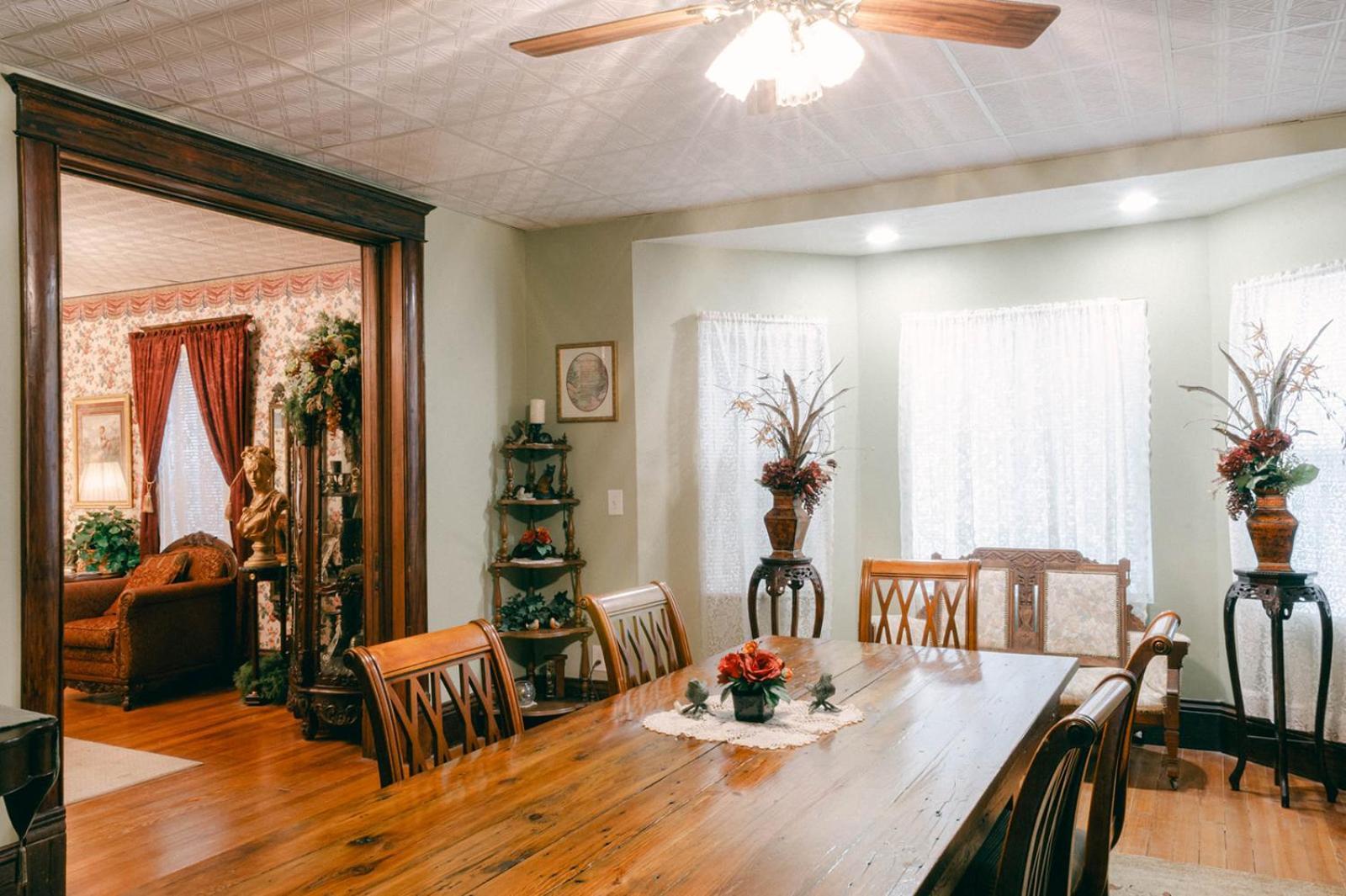 The Wolf Manor Bed & Breakfast Ellinwood ภายนอก รูปภาพ