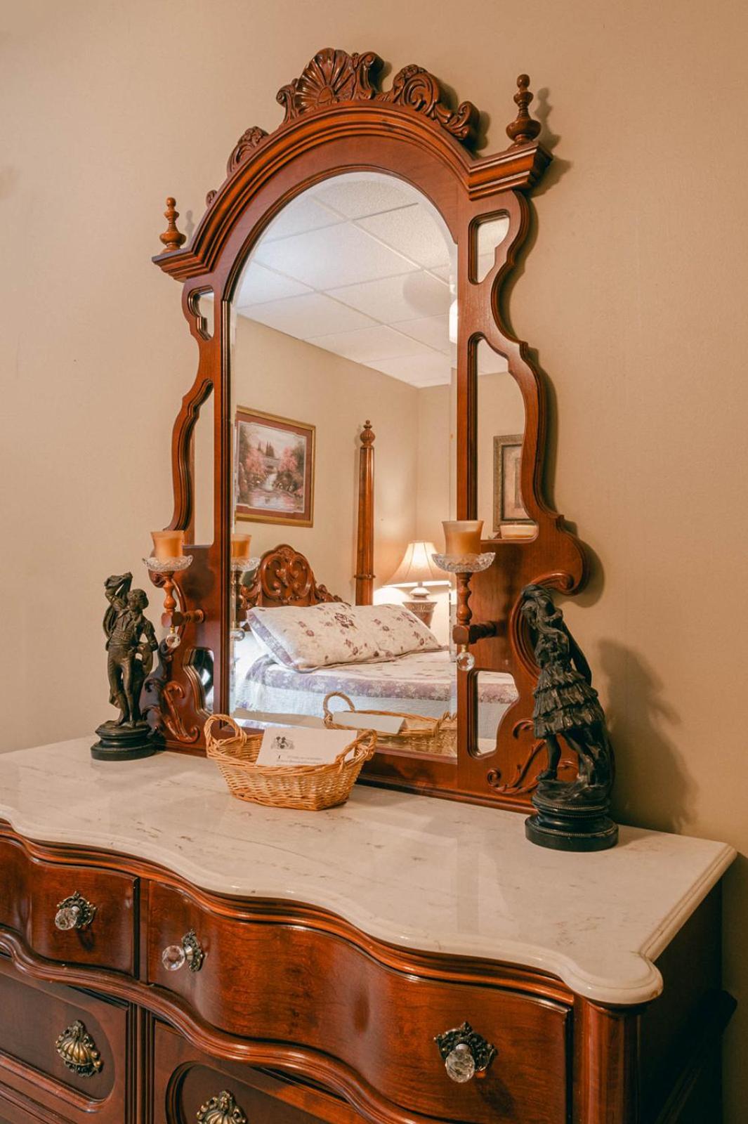 The Wolf Manor Bed & Breakfast Ellinwood ภายนอก รูปภาพ