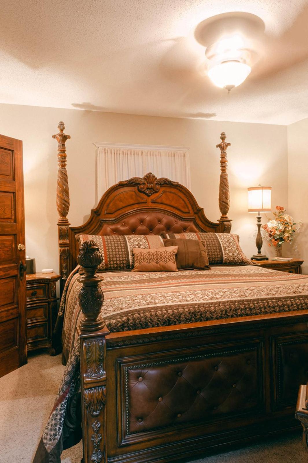 The Wolf Manor Bed & Breakfast Ellinwood ภายนอก รูปภาพ