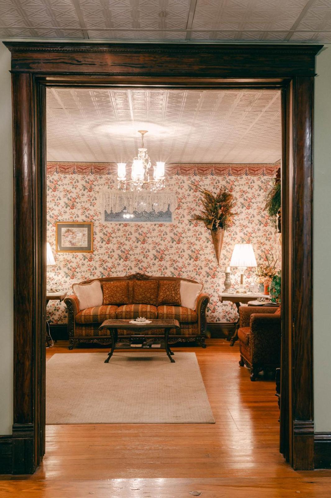 The Wolf Manor Bed & Breakfast Ellinwood ภายนอก รูปภาพ